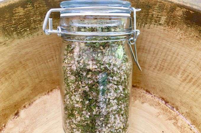 Salt baths in a mason jar for a relaxing christmas gift idea