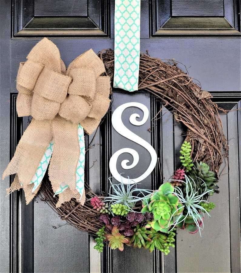 succulent wreath design that's super cute and DIY
